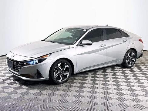 Used 2021 Hyundai Elantra SEL w/ Convenience + Premium Package FWD image 4