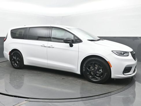 Used 2024 Chrysler Pacifica Limited FWD image 7