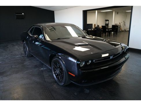Used 2016 Dodge Challenger SXT RWD image 9