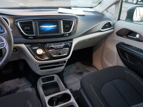 Used 2020 Chrysler Voyager LX image 22