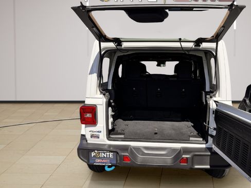 Used 2024 Jeep Wrangler Sahara image 10