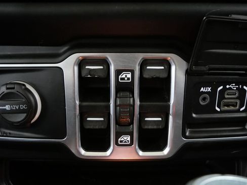 Used 2018 Jeep Wrangler Unlimited Sahara AWD/4WD image 21