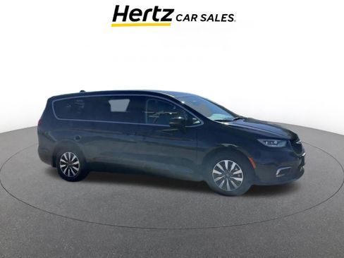 Used 2023 Chrysler Pacifica Touring-L image 1