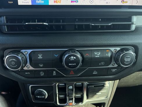 New 2025 Jeep Gladiator Sport image 30