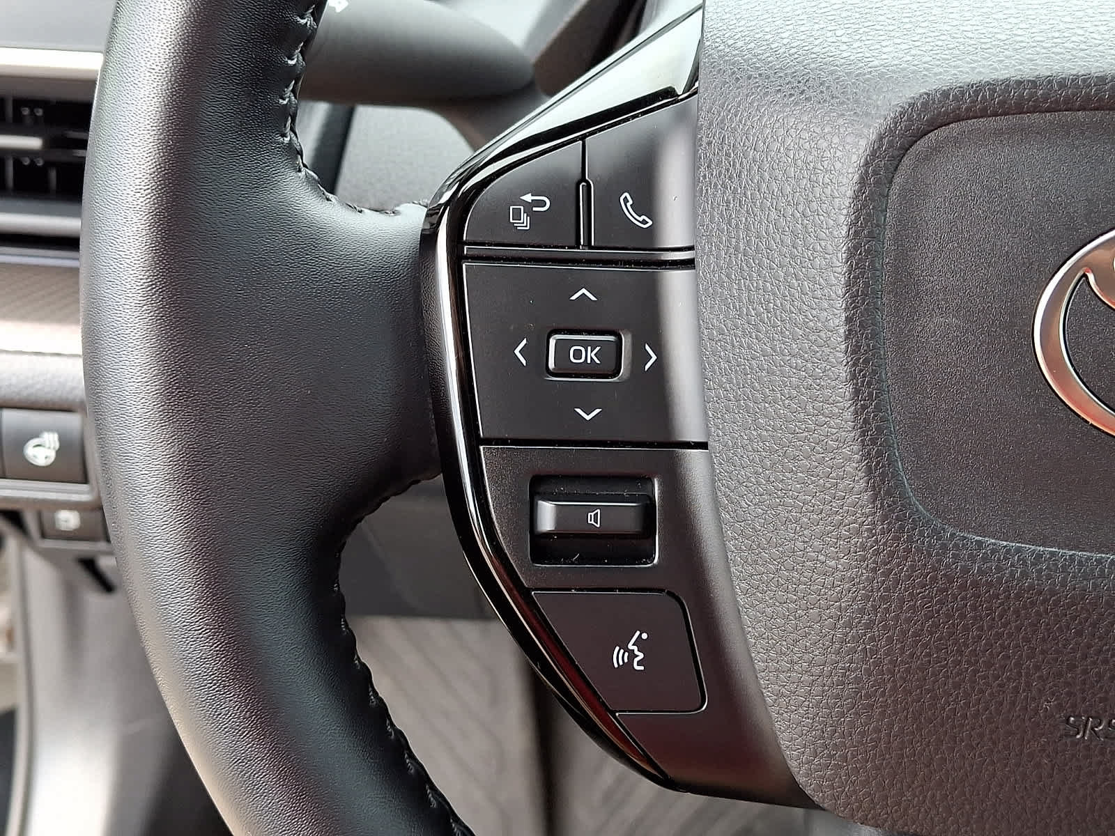 Certified 2025 Toyota Prius XLE FWD image 25