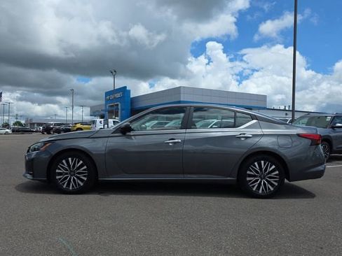 Used 2025 Nissan Altima 2.5 SV FWD image 2