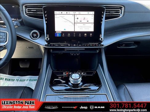 Used 2024 Jeep Wagoneer L Series II w/ Flexible Seating Group AWD/4WD image 15