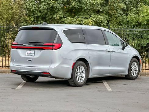Used 2024 Chrysler Pacifica Touring-L FWD image 3