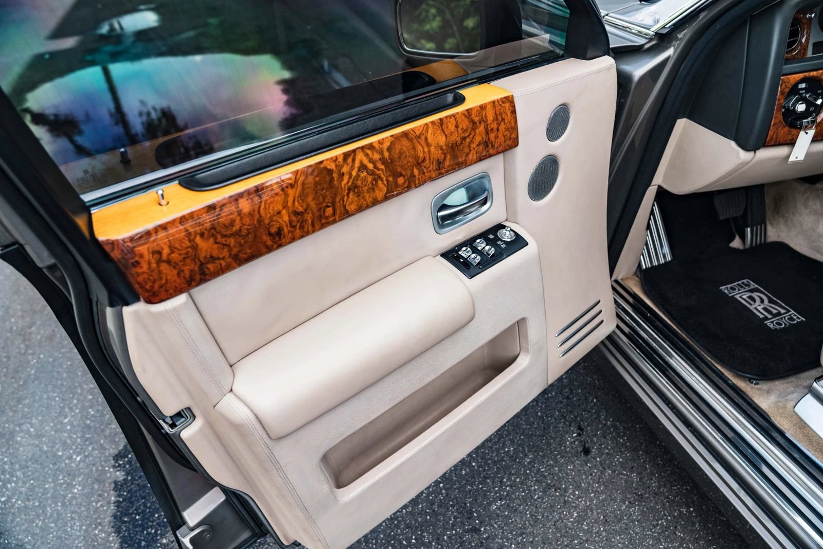 Used 2004 Rolls-Royce Phantom Sedan RWD image 21
