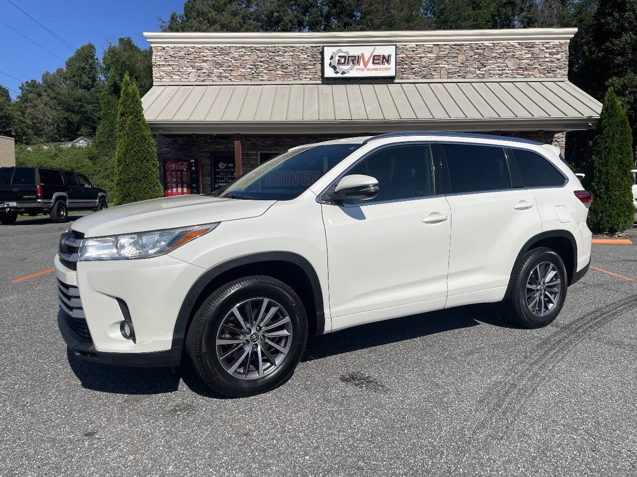 Used 2017 Toyota Highlander XLE FWD image 1