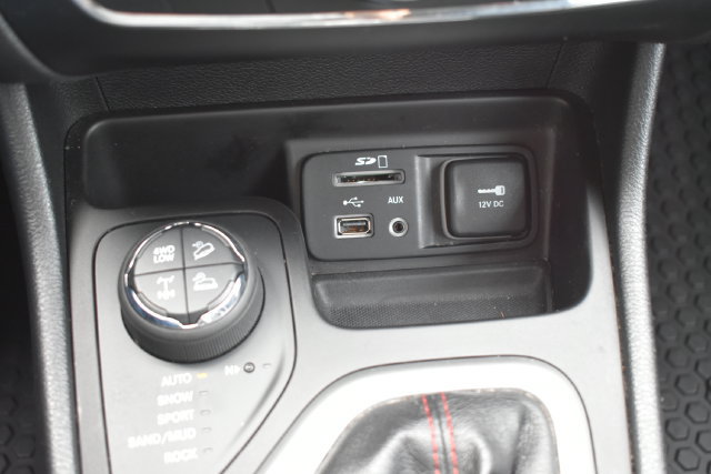 Used 2017 Jeep Cherokee Trailhawk w/ Comfort & Convenience Group AWD/4WD image 34