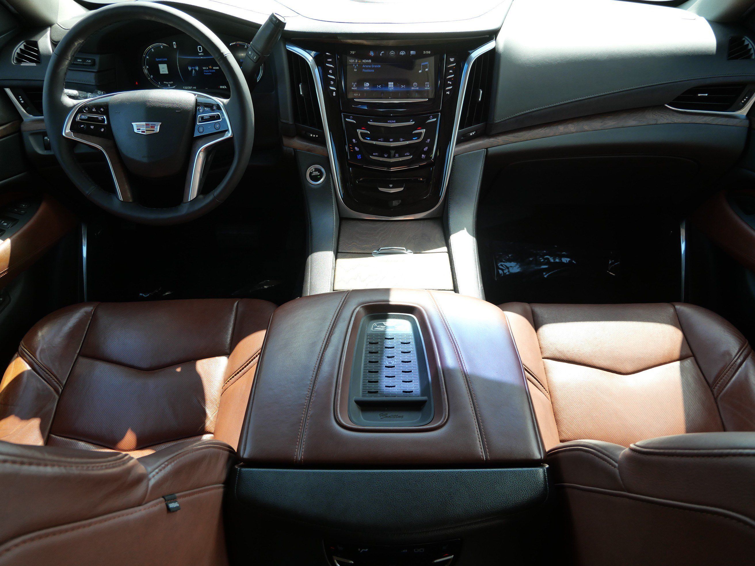 Used 2017 Cadillac Escalade Luxury AWD/4WD image 8