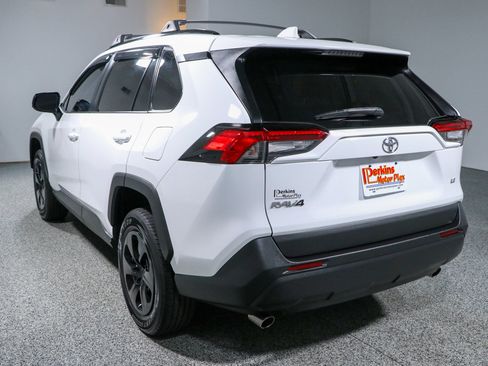 Used 2020 Toyota RAV4 LE FWD image 9