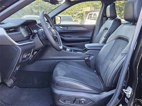 New 2025 Jeep Grand Cherokee Altitude image 10