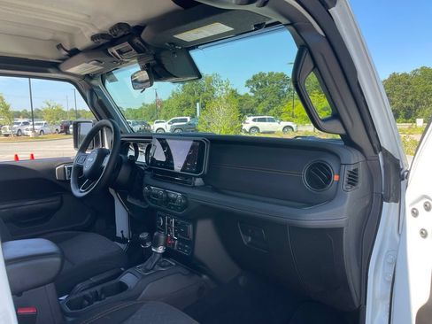 Used 2025 Jeep Gladiator Mojave w/ Convenience Group AWD/4WD image 38