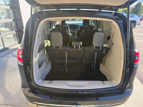 Used 2024 Chrysler Pacifica Touring-L FWD image 18