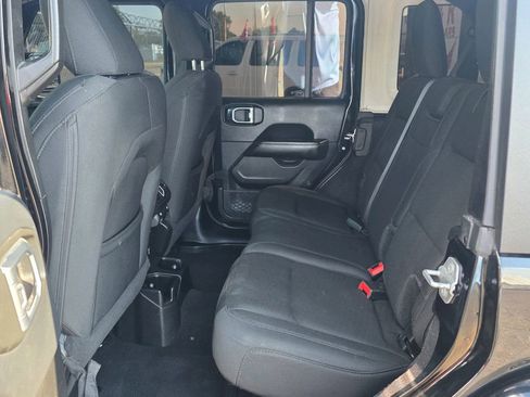 Used 2018 Jeep Wrangler Unlimited Sahara AWD/4WD image 14