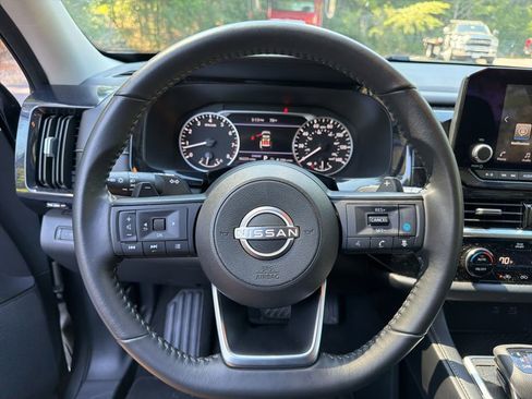 Used 2025 Nissan Pathfinder SV FWD image 10