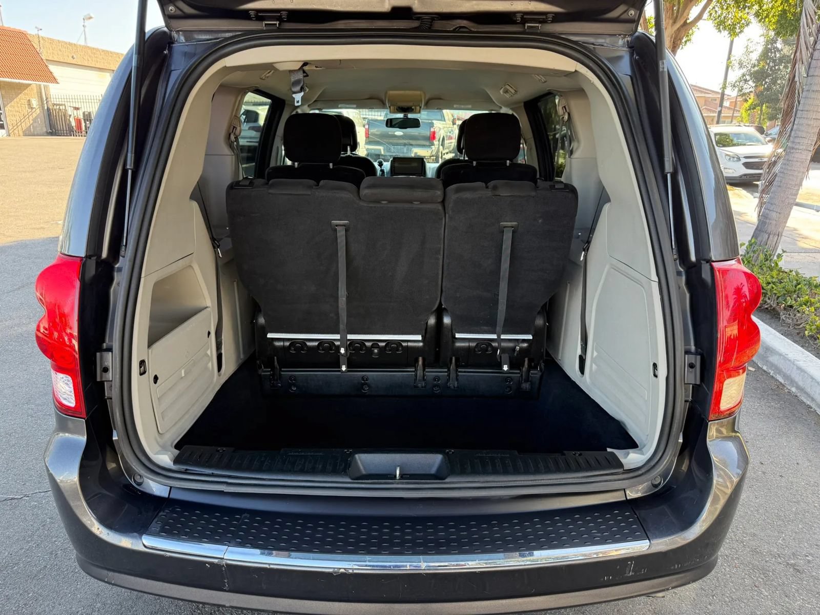 Used 2015 Dodge Grand Caravan American Value Package w/ UConnect Hands-Free Group FWD image 10
