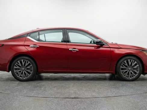 Used 2025 Nissan Altima 2.5 SV image 11