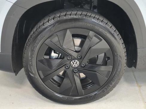 New 2026 Volkswagen Taos SE FWD image 9