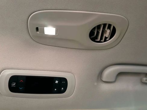Used 2024 Chrysler Pacifica Touring-L FWD image 17