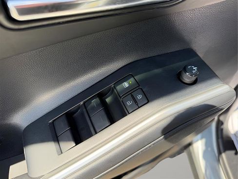 Used 2020 Toyota Highlander XLE image 19