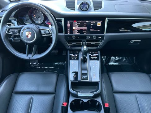 Certified 2022 Porsche Macan image 6