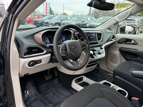 Used 2023 Chrysler Voyager LX FWD image 14
