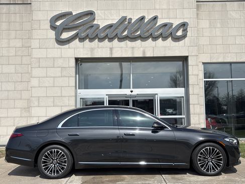 Used 2022 Mercedes-Benz S 580 4MATIC Sedan w/ Rear Seat Package image 3