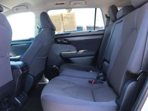 Used 2025 Toyota Highlander LE FWD image 14