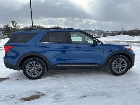 Certified 2022 Ford Explorer XLT w/ Equipment Group 202A image 5