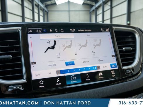 Used 2023 Chrysler Pacifica Touring-L image 9