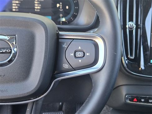 Used 2025 Volvo XC40 B5 Core image 31