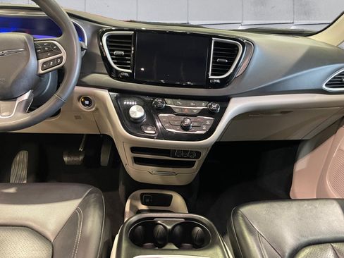 Used 2024 Chrysler Pacifica Touring-L FWD image 11