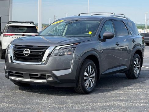 Used 2025 Nissan Pathfinder SL w/ Cargo Package FWD image 9