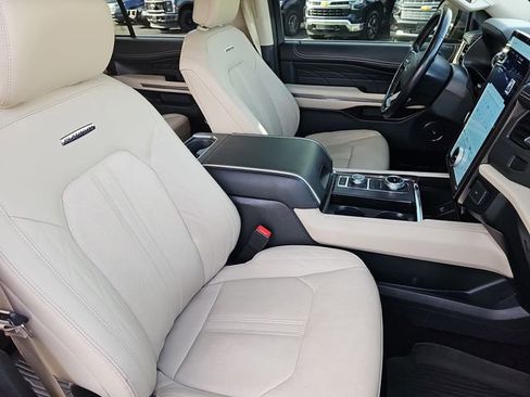 Used 2023 Ford Expedition Platinum image 12