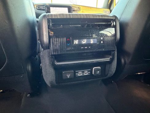 Certified 2024 Jeep Wagoneer L Series II w/ Flexible Seating Group image 34