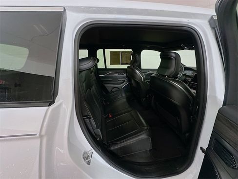 Used 2022 Jeep Grand Cherokee Overland w/ Luxury Tech Group IV image 29