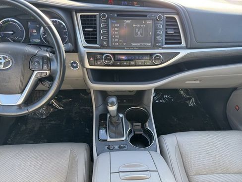 Used 2017 Toyota Highlander Limited image 2
