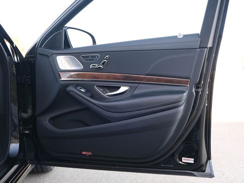 Used 2015 Mercedes-Benz S 550 Sedan image 28