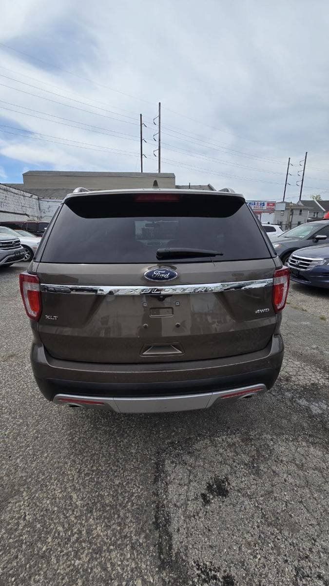 Used 2016 Ford Explorer XLT w/ Equipment Group 202A AWD/4WD image 5