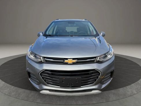Used 2020 Chevrolet Trax LT w/ LT Convenience Package image 2