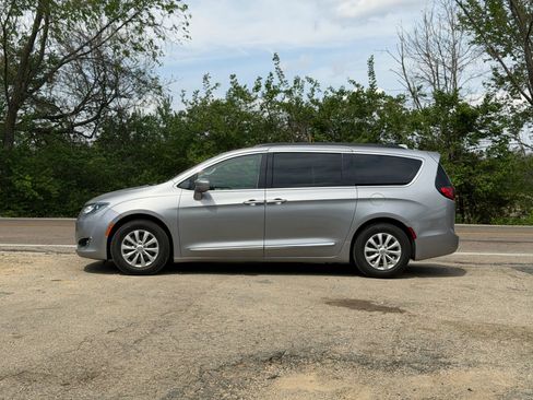 Used 2017 Chrysler Pacifica Touring-L image 9