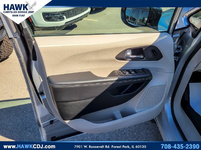 Used 2024 Chrysler Pacifica Touring-L FWD image 24