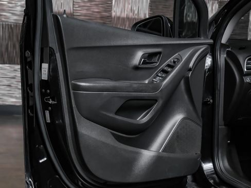 Used 2022 Chevrolet Trax LT w/ LT Convenience Package image 32