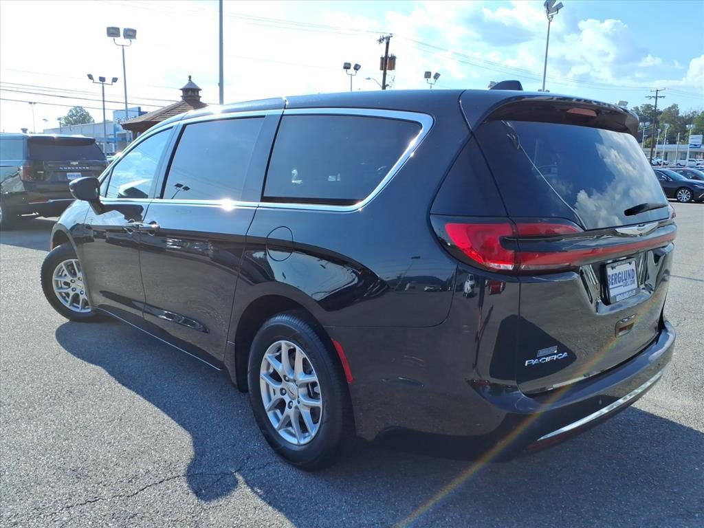 Used 2025 Chrysler Pacifica Select FWD image 6