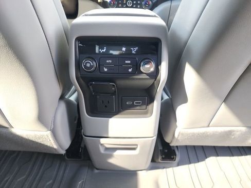 Used 2023 GMC Acadia SLT w/ Technology Package image 21