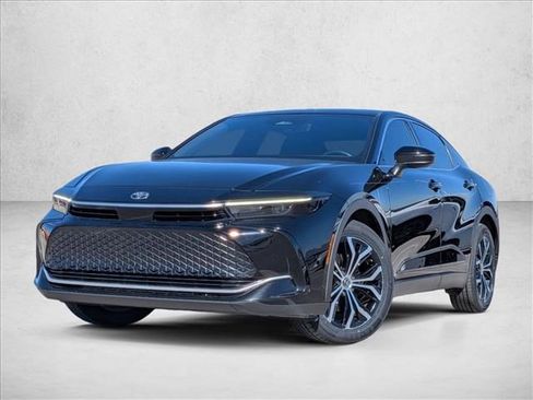 Used 2023 Toyota Crown XLE image 1