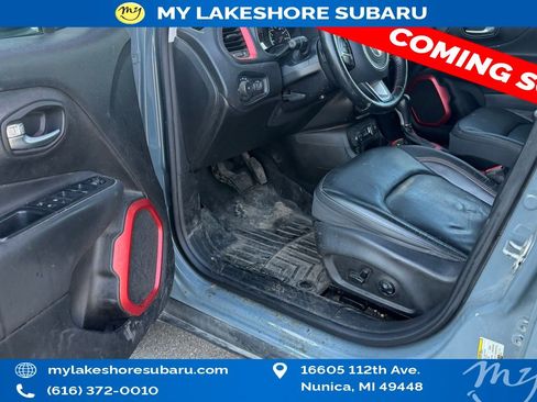 Used 2017 Jeep Renegade Trailhawk w/ Premium Trailhawk Package image 11